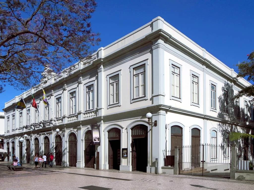 Fachada neoclássica do Teatro Municipal Baltazar Dias, no Funchal