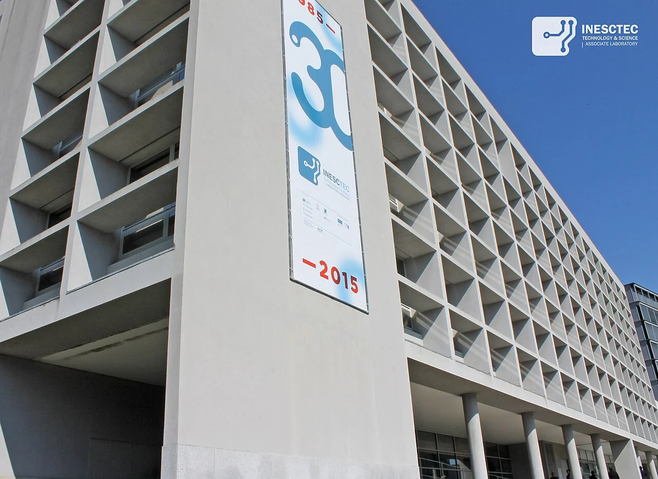 Edifício do INESC TEC, com a fachada envidraçada e a identificação do instituto.
