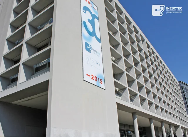 Edifício do INESC TEC, com a fachada envidraçada e a identificação do instituto.