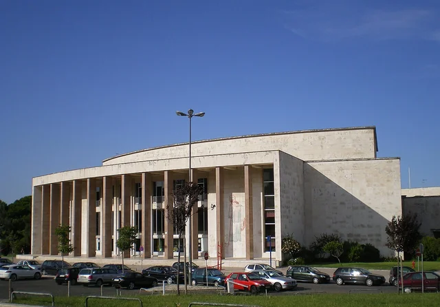 Fachada da Reitoria da Universidade de Lisboa, vista através da alameda.