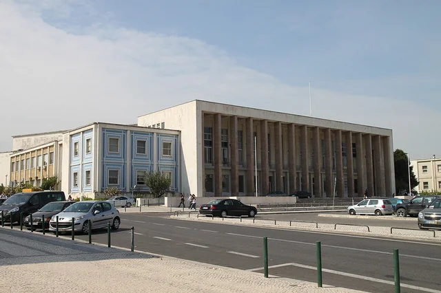 Exterior da Reitoria e Aula Magna da Universidade de Lisboa.