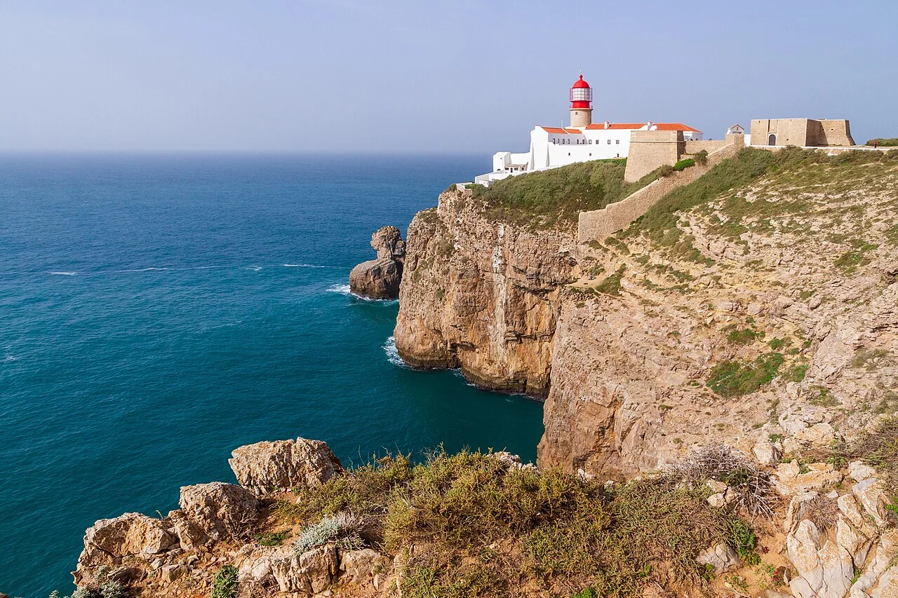 Falésias e farol no Cabo de São Vicente, em Sagres