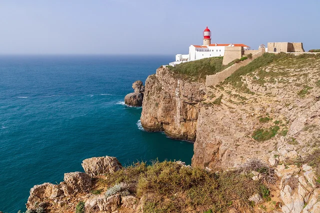 Falésias e farol no Cabo de São Vicente, em Sagres