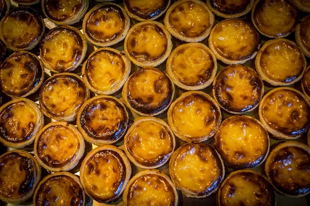 Pastéis de nata com massa folhada e recheio dourado