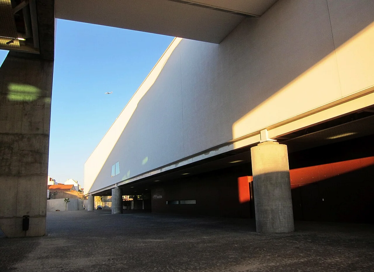Fachada norte do edifício do Museu Nacional dos Coches, em Belém