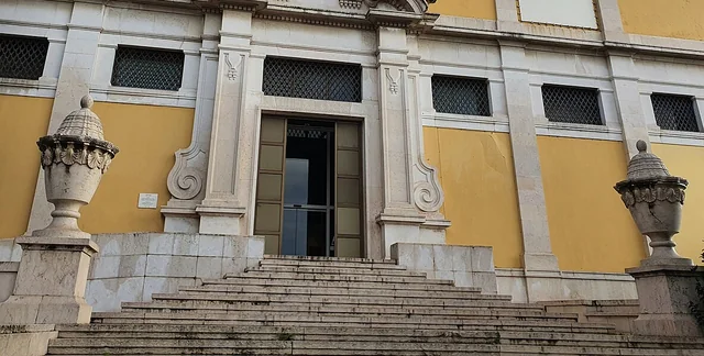 Entrada e escadaria da fachada oeste do Museu Nacional de Arte Antiga, em Lisboa