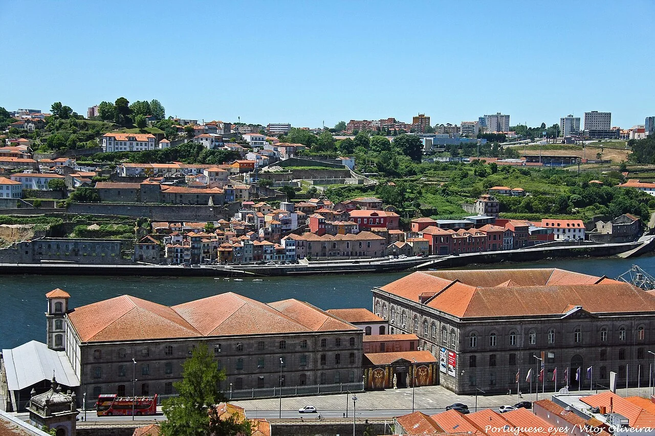 Edifício da Alfândega Nova do Porto na margem do Douro.