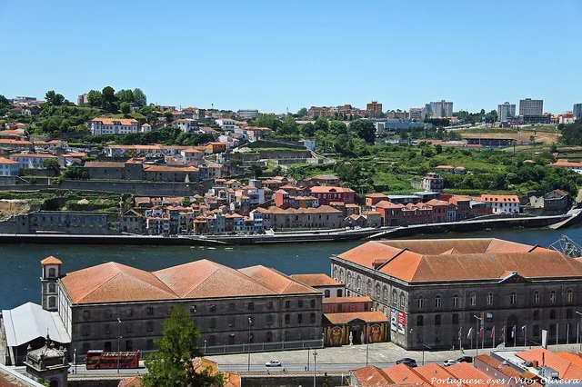 Edifício da Alfândega Nova do Porto na margem do Douro.
