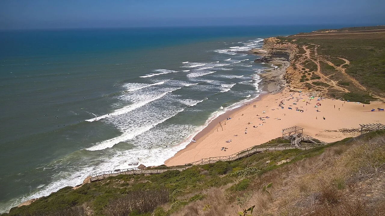 Praia de Ribeira d’Ilhas e a sua linha de costa