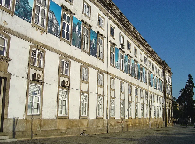 Edifício da Reitoria da Universidade do Porto na Praça de Gomes Teixeira.