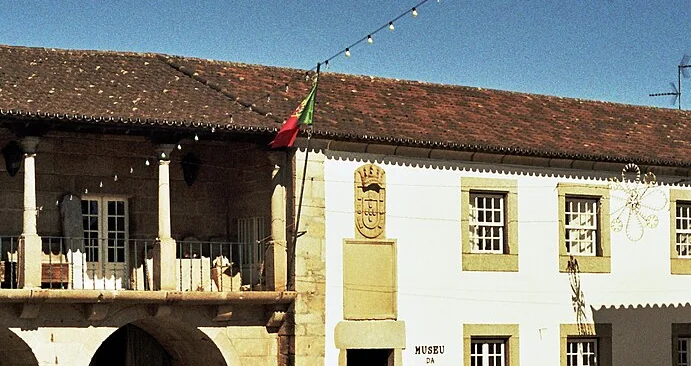 Pormenor da fachada e da varanda do Museu da Terra de Miranda