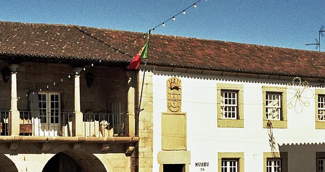 Pormenor da fachada e da varanda do Museu da Terra de Miranda